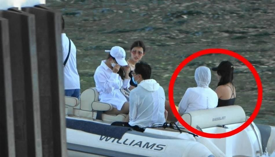 Hai người ngồi cạnh nhau trên xuồng. Hai người ngồi cạnh nhau trên xuồng.