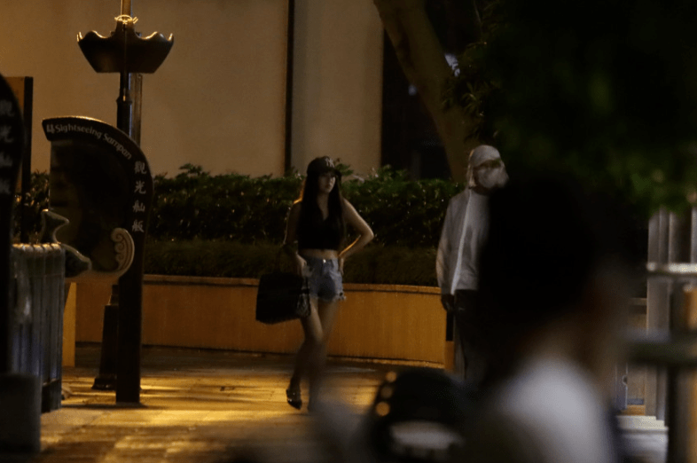 Hai người trở về nhà sau chuyên đi chơi. Hai người trở về nhà sau chuyên đi chơi.