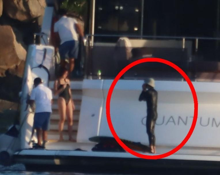 Hai người còn xịt nước đùa giỡn nhau trên du thuyền. Hai người còn xịt nước đùa giỡn nhau trên du thuyền.