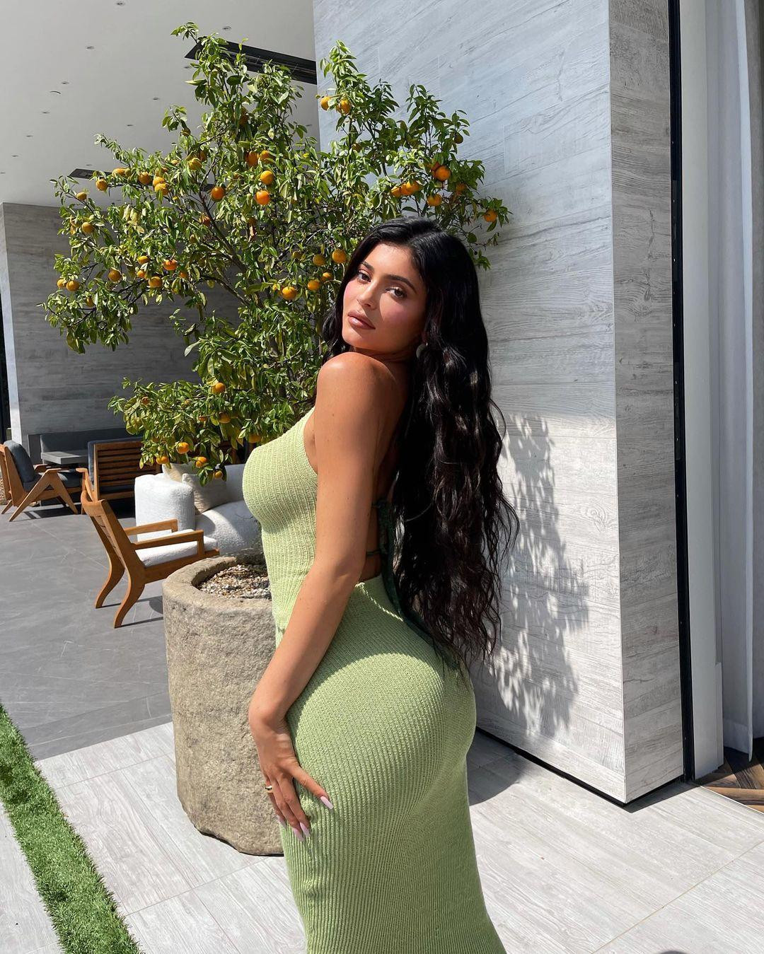 Ngày 10/8 (giờ địa phương), Kylie Jenner đăng loạt ảnh mừng sinh nhật tuổi 24 trên Instagram. "Nâng ly cho tuổi 24", cô viết.