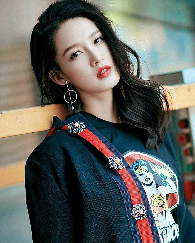 Vị thứ thứ 10: Lý Thấm. Tổng doanh thu phòng vé những tác phẩm điện ảnh có cô tham gia là 5,321 tỷ nhân dân tệ (18.756 tỷ đồng).