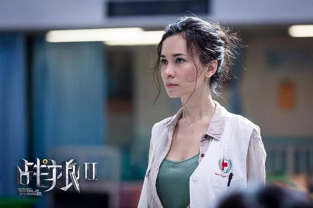 Bà xã Hàn Canh được biết đến nhiều nhất nhờ vào vai nữ chính trong "Chiến lang 2" - bom tấn Trung Quốc đứng thứ 72 doanh thu phòng vé trong lịch sử điện ảnh thế giới, với 5,681 tỷ nhân dân tệ (20.025 tỷ đồng) vào năm 2017.