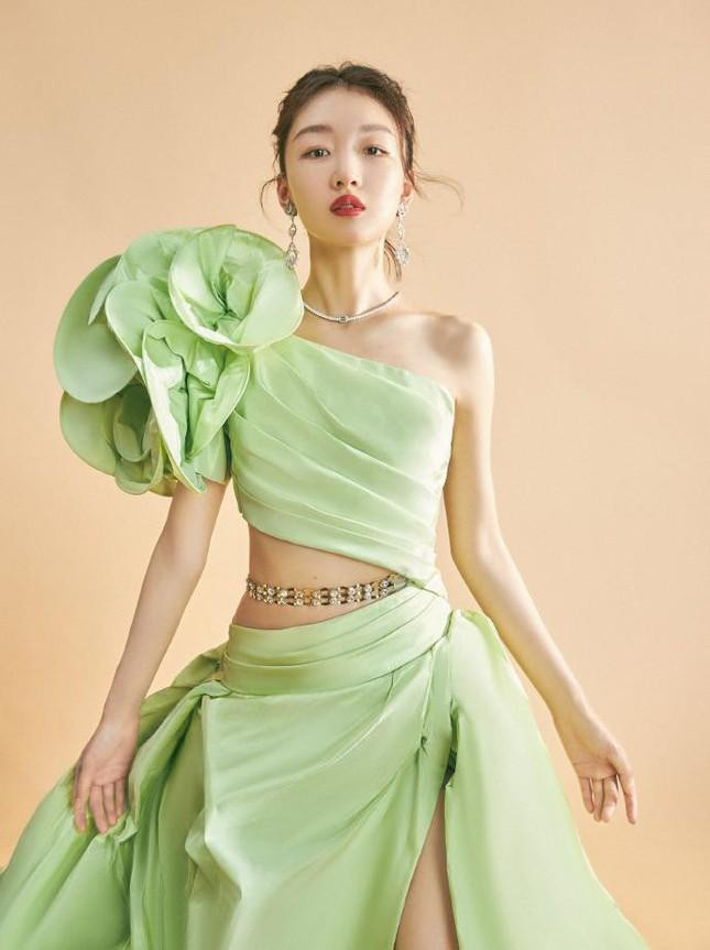 Vị trí số 1: Châu Đông Vũ. Tổng doanh thu phòng vé là 9,595 tỷ nhân dân tệ (33.822 tỷ đồng).