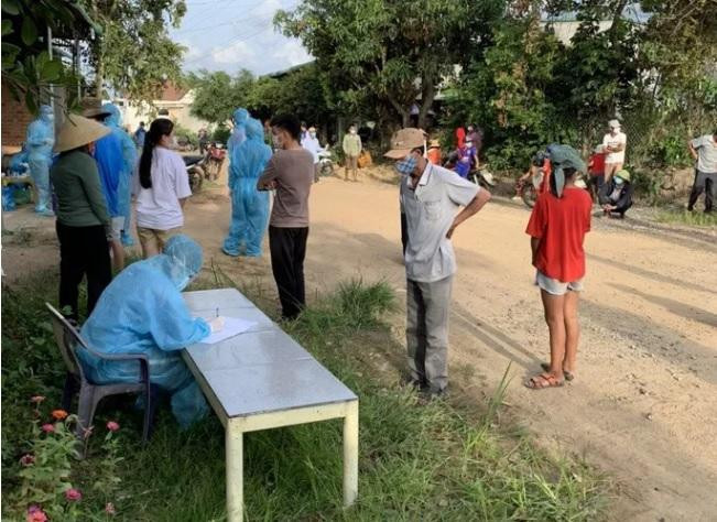 Lấy mẫu xét nghiệm người dân ở xã Vụ Bổn. Ảnh: NLĐ Lấy mẫu xét nghiệm người dân ở xã Vụ Bổn. Ảnh: NLĐ