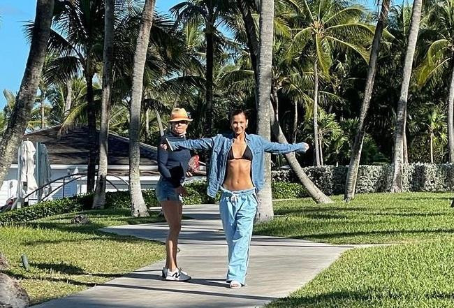 Được biết, Bella cao 1m75, không rõ cân nặng hiện tại của cô bao nhiêu. Tuy nhiên, tháng trước, người đẹp tham gia trình diễn trong Tuần lễ Thời trang Paris và Tuần lễ Thời trang Haute Couture Paris (may đo cao cấp). Yêu cầu đối với người mẫu trình diễn catwalk tại đây rất khắc nghiệt. Có thể, đây là lý do Bella sụt cân thấy rõ trong thời gian gần đây.