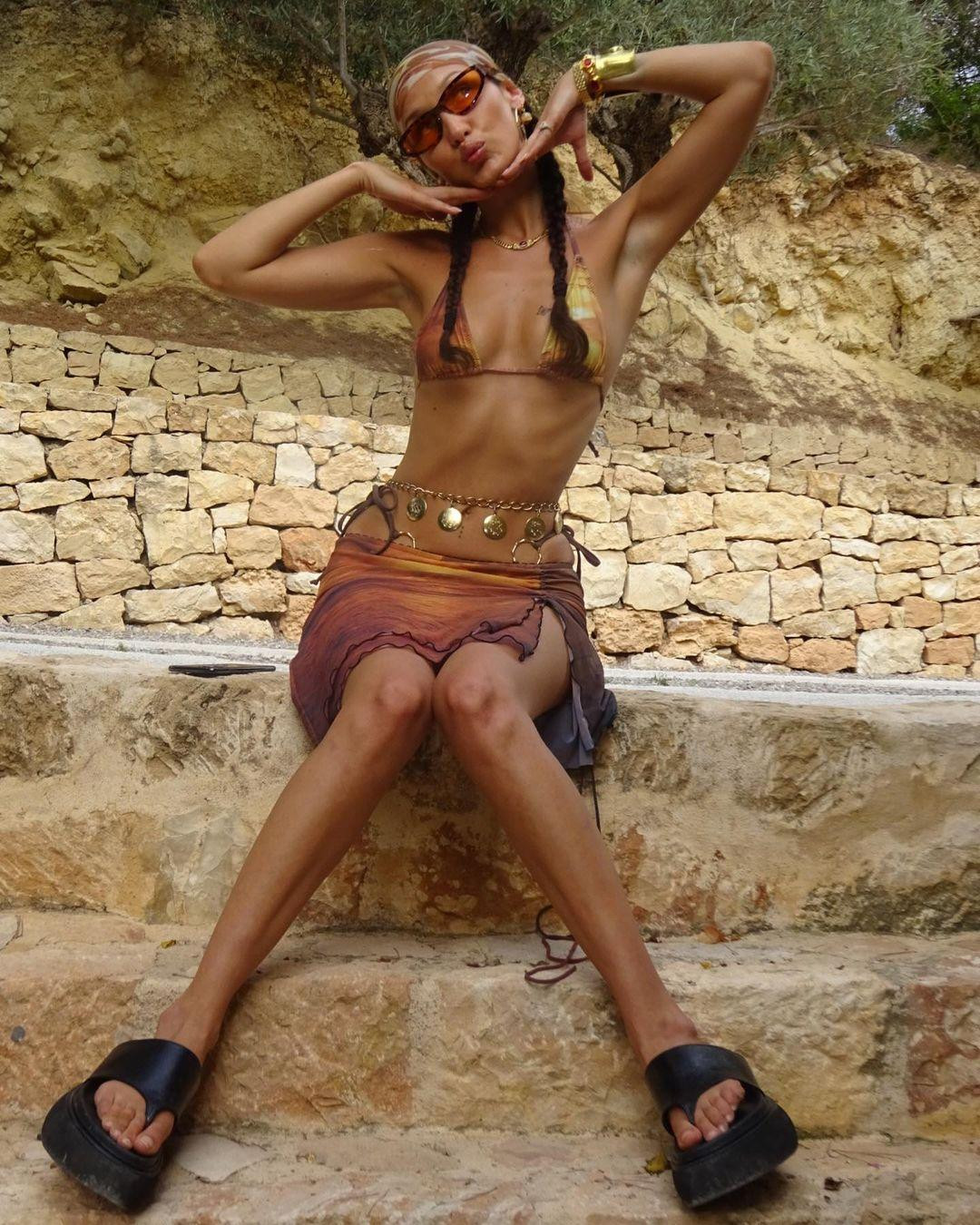 Sau một mùa hè thường xuyên đi nghỉ và chụp ảnh ở biển, làn da của siêu mẫu nội y ngày càng rám nắng nhiều hơn.