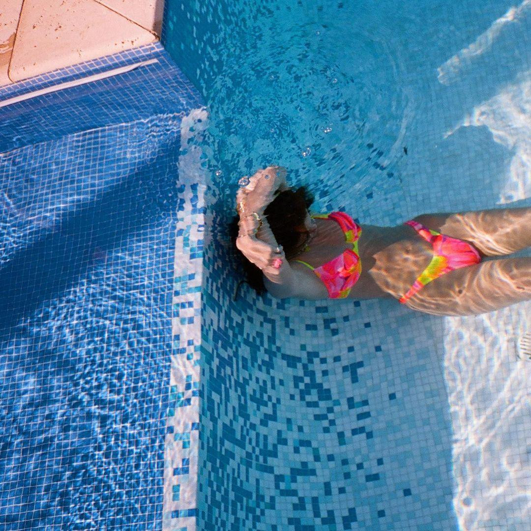 Trước đó, Bella có đăng lại ảnh chụp hồi tháng 2. Có thể thấy, thời điểm đó, cô "có da có thịt" hơn.