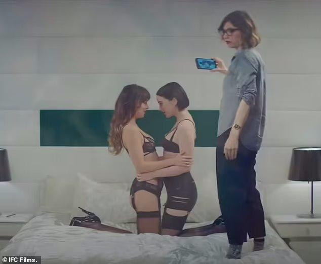 Trong phim mới, Dakota có cảnh "giường chiếu" với St Vincent.