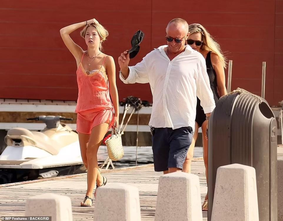 Hộ tống hai mẹ con nổi tiếng là một người đàn ông lạ mặt, trông khá phong độ trong chiếc áo sơ mi trắng và quần lửng màu xanh đen.