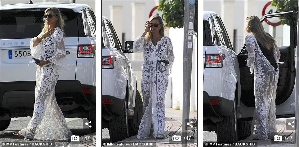 Sau khi rời bãi tắm, Kate mặc ngoài chiếc váy ren trắng xuyên thấu dài chấm đất.