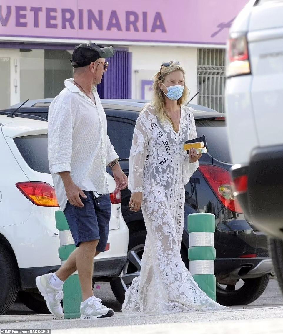 Kate và Lila đã ở Ibiza trong vài tháng qua để tận hưởng kỳ nghỉ hè kéo dài.