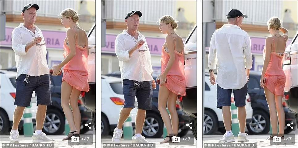 Người đàn ông lạ gây chú ý vì thân thiết với cả hai mẹ con nhà Kate Moss.