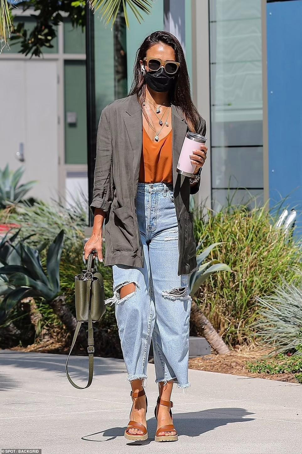 Không rõ cặp đôi rời Mexico khi nào, nhưng vào chiều ngày 10/8 (giờ địa phương), Jessica được nhìn thấy đi bộ đến công ty ở Santa Monica, Los Angeles. Thời trang công sở của người đẹp trẻ trung, bụi bặm mà vẫn giữ được nét thanh lịch.