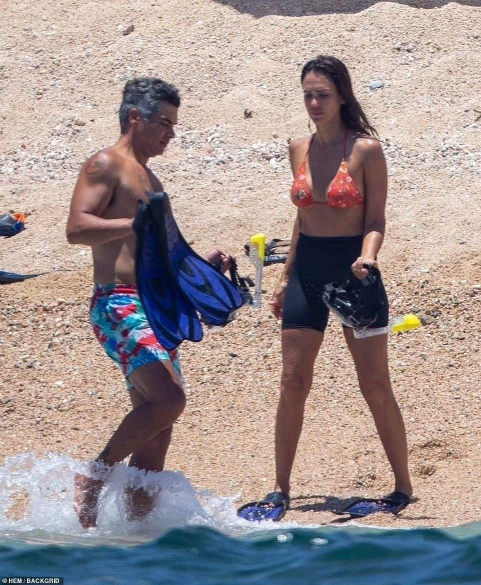 Nữ diễn viên sinh năm 1981 trông trẻ hơn ông xã rất nhiều dù chỉ thua 2 tuổi. Cặp đôi gặp nhau lần đầu trên phim trường "Fantastic Four" vào năm 2004, kết hôn vào năm 2008 và có chung ba người con, gồm: con gái Honor (13 tuổi), Haven (9 tuổi) và con trai Hayes (3 tuổi).