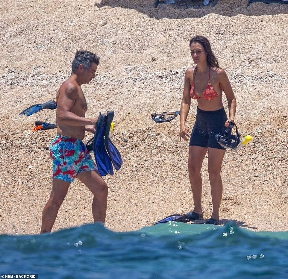 Cặp đôi xuất hiện trên bãi tắm vắng người dưới ánh nắng mặt trời khá gay gắt để chuẩn bị dụng cụ cần thiết cho trải nghiệm khám phá lòng biển.