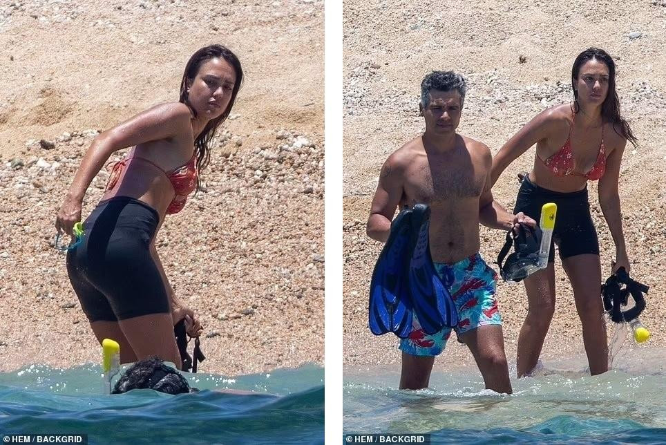 Mới đây, cánh săn ảnh bắt gặp Jessica Alba và chồng Cash Warren đi lặn ở thành phố biển Cabo San Lucas, Mexico.