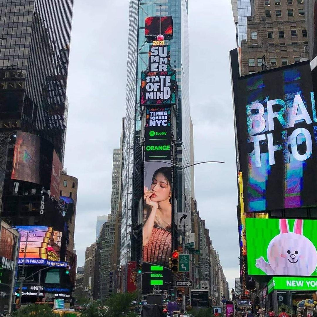 Hình ảnh của Orange nổi bật tại Quảng trường Thời Đại nổi tiếng.