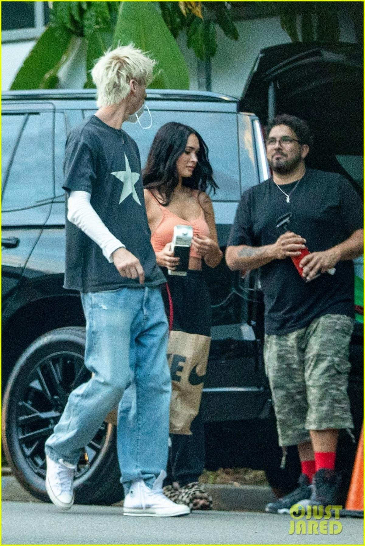 Megan đến thăm tình trẻ trên trường quay MV mới.