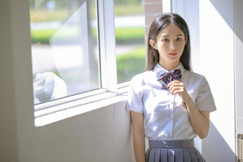 Trong tạo hình mới, không ai nghĩ vợ cũ Phùng Thiệu Phong đã 34 tuổi và có một con trai. Cô giống như một thiếu nữ mới lớn, với gương mặt "búng ra sữa" và thân hình nhỏ nhắn, đáng yêu.