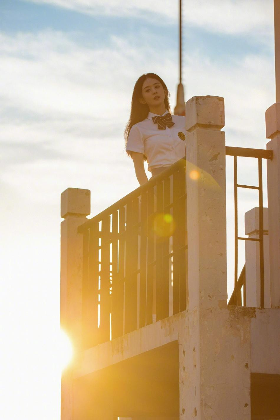 Được biết, đây là bộ ảnh chụp Triệu Lệ Dĩnh ở hậu trường trong MV "You Are Worth Better" (Xứng đáng với điều tốt hơn) của ca sĩ Trương Kiệt.