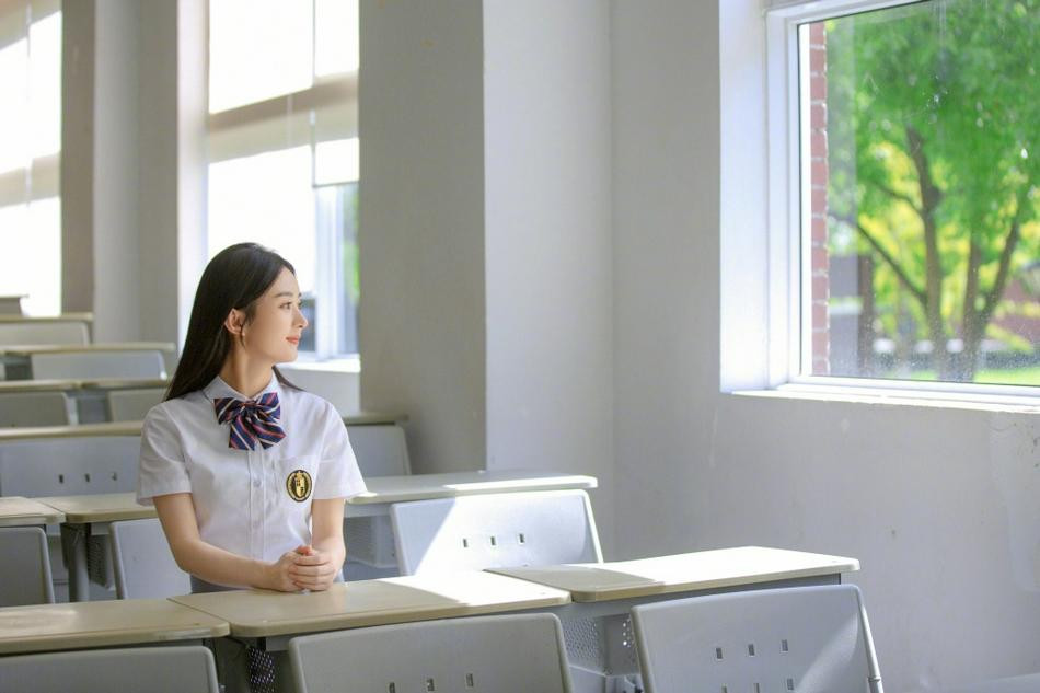 Theo đó, người đẹp sinh năm 1987 xuất hiện trong tạo hình nữ sinh trung học, với đồng phục gồm áo sơ mi trắng, váy chữ A xếp ly và nơ.