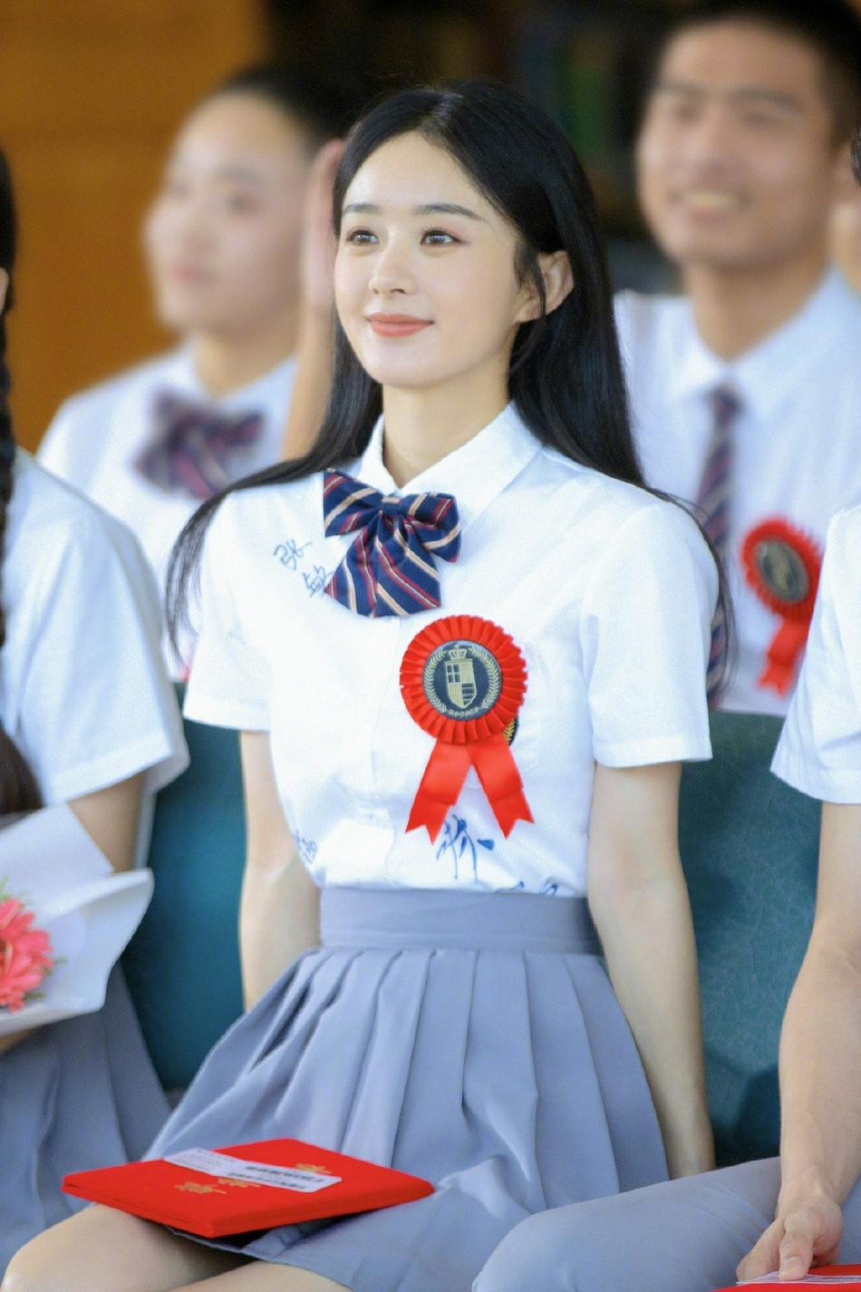 Bên cạnh đó, một số dân mạng tỏ ra khó chịu khi Triệu Lệ Dĩnh vào vai nữ sinh. Họ cho rằng người đẹp "cưa sừng làm nghé", dù cô trẻ hơn tuổi thật nhưng hóa thiếu nữ lại quá khiên cưỡng và Trương Kiệt nên mời diễn viên phù hợp lứa tuổi.