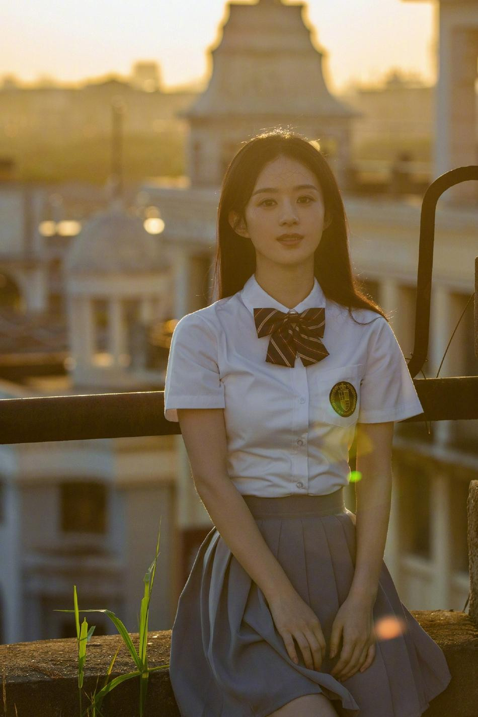 Gần đây, mạng xã hội Trung Quốc rộ lên thông tin Triệu Lệ Dĩnh kết hôn với Phùng Thiệu Phong là vì hộ khẩu Thượng Hải và muốn con trai có môi trường sống tốt hơn trong tương lai. Tuy nhiên, gia đình tài tử "Cung tỏa tâm ngọc" thấy người đẹp quá tham vọng, không phù hợp nuôi dạy cháu trai nên ép cặp đôi ly hôn và tích cực mai mối vợ mới cho Phùng Thiệu Phong.