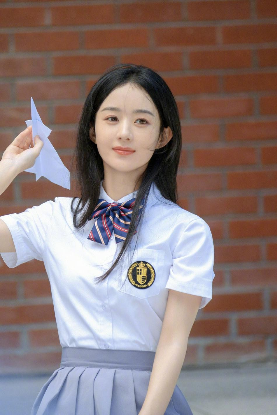 Triệu Lệ Dĩnh xõa tóc giản di, gương mặt trang điểm nhẹ nhàng nhưng cũng đủ hút hồn người hâm mộ bởi vẻ đẹp trong trẻo, tinh khôi như sương sớm.