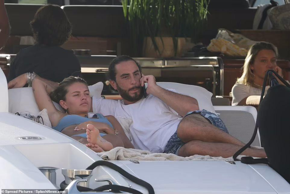 Ben thoải mái với áo phông trắng và quần lửng họa tiết. Nam diễn viên để râu quai nón nên trông già hơn nhiều so với tuổi 24.