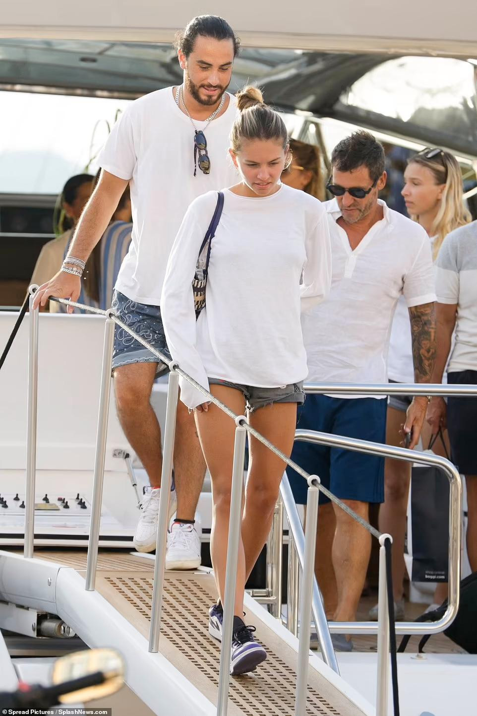 Loạt ảnh của Thylane thu hút sự chú ý từ đông đảo dân mạng. Tuy nhiên, đa số bình luận để lại đều chê người đẹp. Một bộ phận cho rằng, người mẫu Pháp không còn xứng với danh xưng "cô gái đẹp nhất thế giới". Số khác lại thắc mắc về biểu cảm "khó ở" của Thylane.