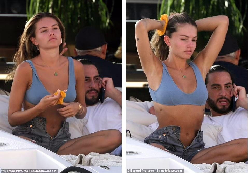 Người mẫu 20 tuổi để mặt mộc, mặc bikini màu xanh kết hợp với quần đùi jean không cài khuy.