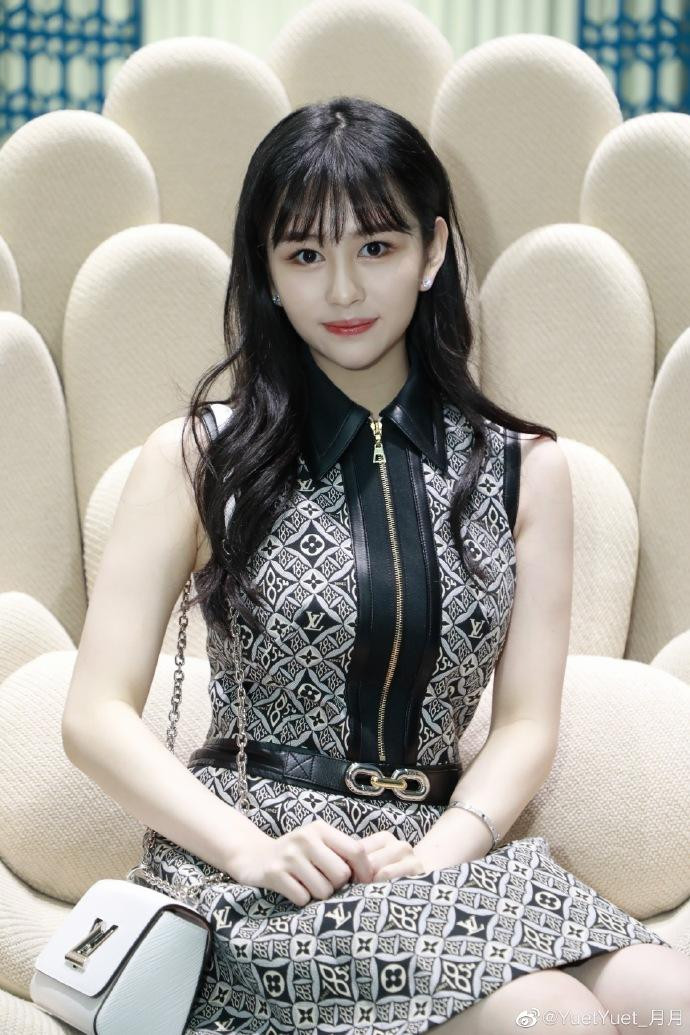 Tuy nhiên, cô sống kín tiếng từ bé để tránh sự dòm ngó, làm phiền của truyền thông và dư luận. Mãi đến năm 18 tuổi, người đẹp 10x mới "bước ra ánh sáng", liên tục “phủ sóng” trên các tạp chí nổi tiếng như: Marie Claire, Harper’s Bazaar, Vogue, Elle, Cosmopolitan…