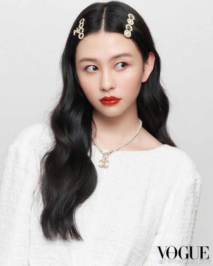 Hiện tại, cô đang theo đuổi sự nghiệp người mẫu. Không chỉ có hậu thuẫn vững mạnh từ cha ruột, Thẩm Nguyệt còn được truyền thông Hoa ngữ "o bế" vì là con gái của "bom sex" Khâu Thục Trinh.