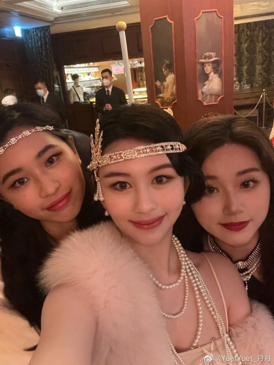 Thẩm Nguyệt không hổ là con gái của mỹ nhân nức tiếng showbiz xứ Cảng Thơm một thời. Cô gây thương nhớ nhờ làn da trắng không tì vết, gương mặt nhỏ nhắn với những đường nét hài hòa, thanh thoát, đặc biệt là đôi mắt đen to tròn.