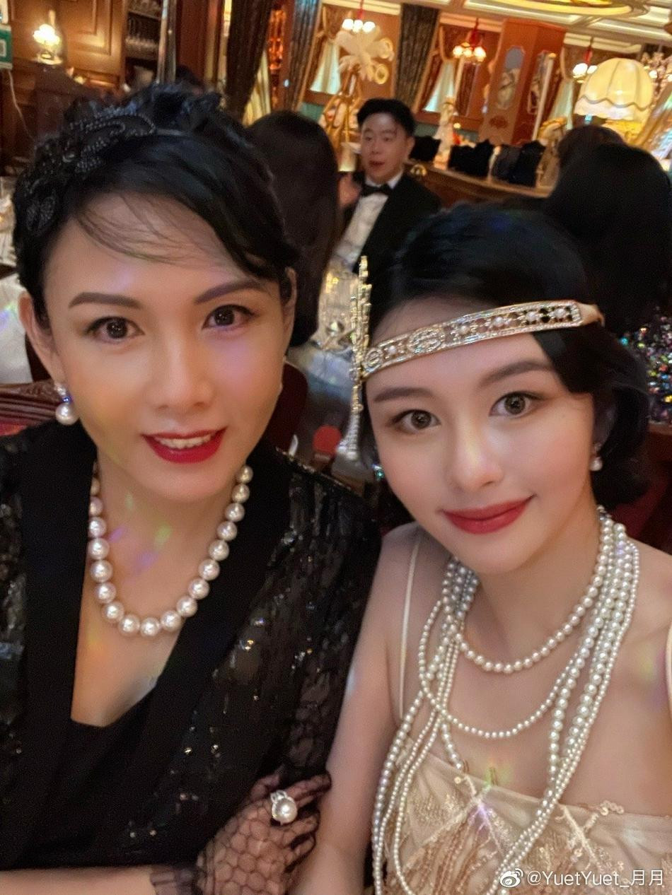 Thẩm Nguyệt nổi bật nhất với đầm cocktail hai dây sequin màu ngà lấp lánh, khoác khăn lông, đeo trang sức ngọc trai, tóc uốn xoăn ôm sát đầu và băng đô. Tạo hình này đúng chuẩn những tiểu thư nhà giàu vào thập niên 20, vừa kiêu sa, ngọt ngào lại rất phóng khoáng và đậm chất jazz. Khâu Thục Trinh đằm thắm hơn với đầm đen kết hợp trang sức ngọc trai cỡ lớn. "Biểu tượng gợi cảm" Hong Kong một thời vẫn trẻ trung, xinh đẹp dù đã 53 tuổi.