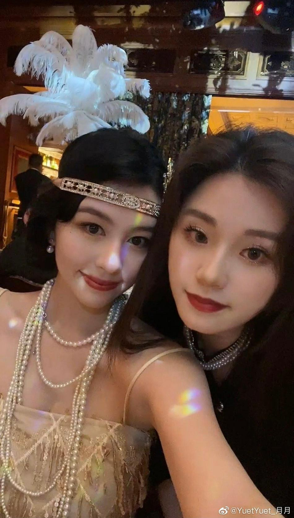 Khi chụp ảnh cùng bạn bè, người mẫu Gen Z tỏa sáng hơn hẳn. Hơn thế, sống trong nhung lụa từ bé, ở cô toát ra khí chất của một thiên kim tiểu thư "lá ngọc cành vàng".