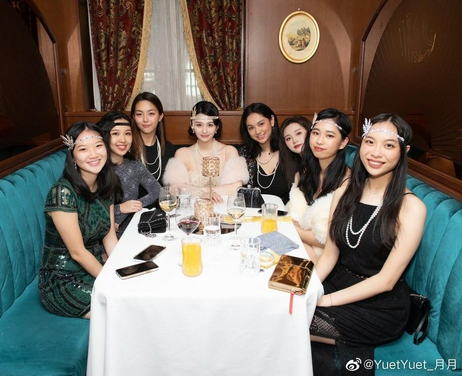 Được biết, Thẩm Nguyệt đã quyên góp được 4.500 suất ăn cho những gia đình khó khăn ở quốc gia châu Phi. Hành động tử tế, ý nghĩa của ái nữ nhà Khâu Thục Trinh nhận được rất nhiều lời khen ngợi từ dân mạng.