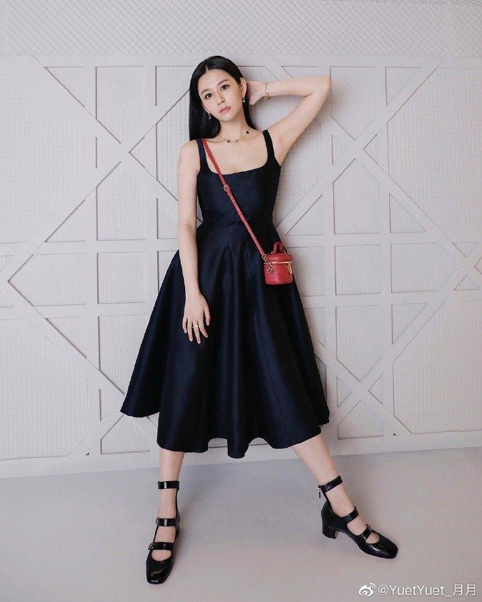 Là con gái của Khâu Thục Trinh và đại gia Thẩm Gia Vỹ, Thẩm Nguyệt lớn lên cùng khối gia tài hàng trăm triệu USD. Tuổi đời còn ít, cô đã được hưởng những thứ mà nhiều người ao ước, được đi du lịch khắp nơi trên thế giới, khoác lên mình những món đồ hàng hiệu đắt giá...