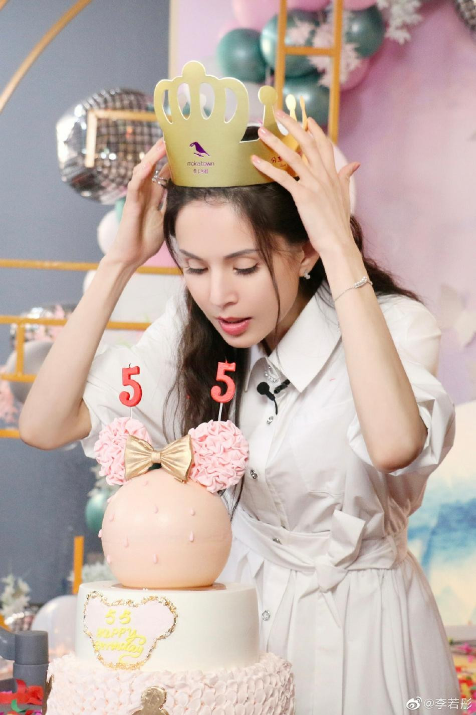 Tuổi tác dường như không ảnh hưởng đến sắc vóc của "cô cô". Tuổi tác dường như không ảnh hưởng đến sắc vóc của "cô cô".