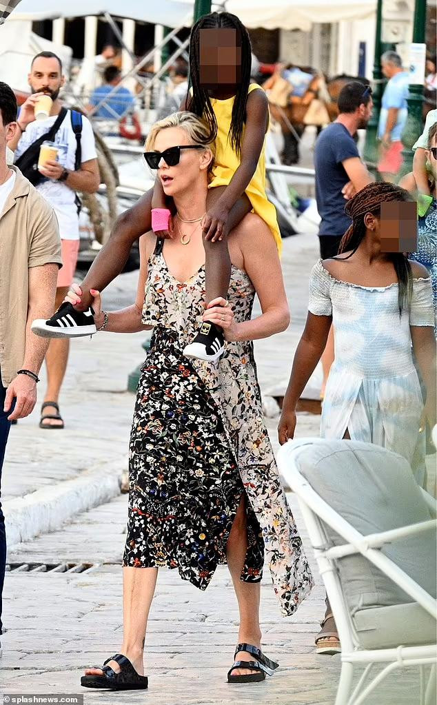 Sau khi nghỉ ngơi và tắm biển trên du thuyền, Charlize Theron cùng hai con gái và các thành viên khác đi thăm thú trên đảo Hydra.