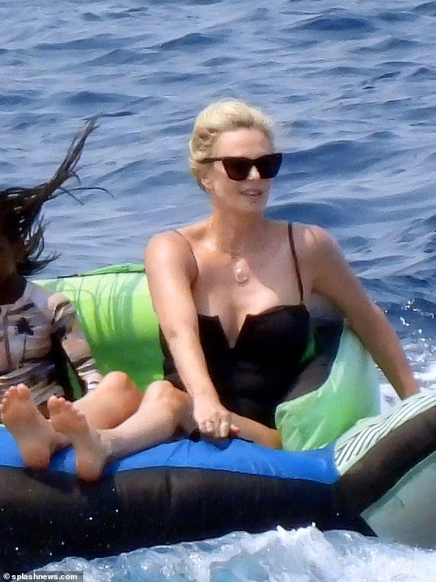 Đây là khoảng thời gian nghỉ ngơi hiếm hoi của Charlize giữa lịch trình công việc bận rộn.