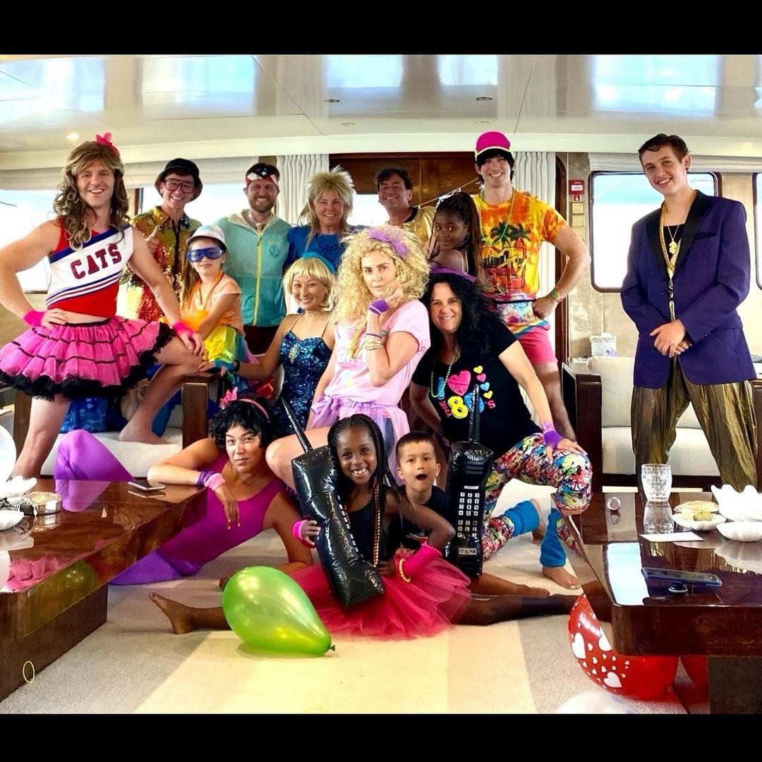 Trước đó, tiệc sinh nhật của Charlize Theron được diễn ra theo phong cách prom (dạ hội cuối năm) đầy màu sắc vì mỹ nhân Nam Phi không có cơ hội tham dự sự kiện này khi còn đi học.