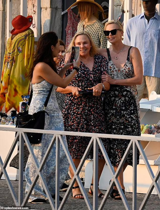 Chuyến đi còn có mẹ ruột của ngôi sao từng đoạt giải Oscar, bà Gerda. Hai mẹ con đều diện váy hoa, đi sandal khi dạo quanh đảo.