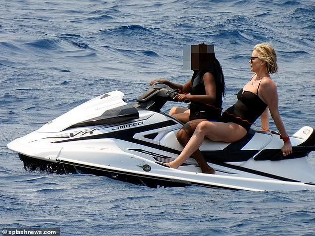 Ngôi sao "Bombshell" được con gái lớn Jackson (9 tuổi) chở đi du ngoạn biển bằng mô tô nước.