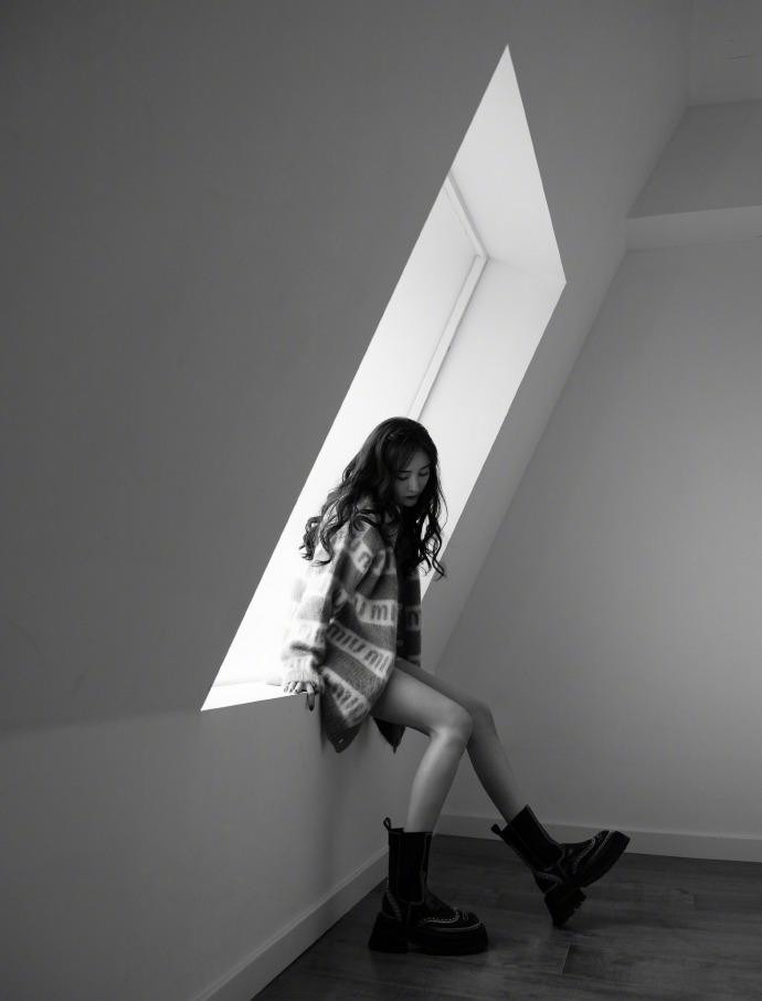 Đôi chân của Dương Mịch cũng thường xuyên trở thành đề tài bàn luận trên mạng xã hội Trung Quốc.