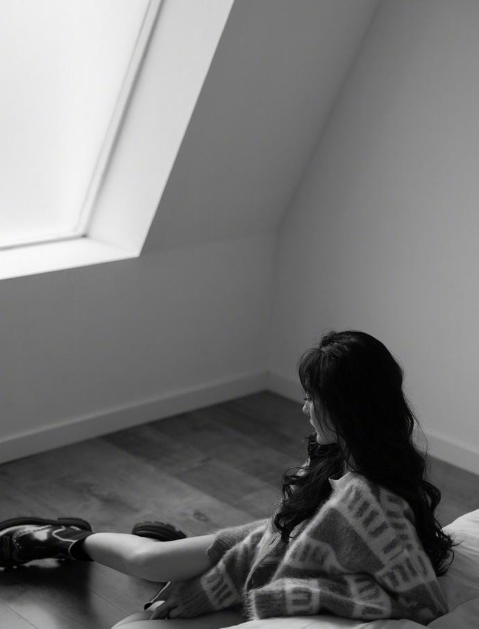 Hơn thế, quần đùi giúp Dương Mịch khoe triệt để đôi chân dài "cực phẩm".