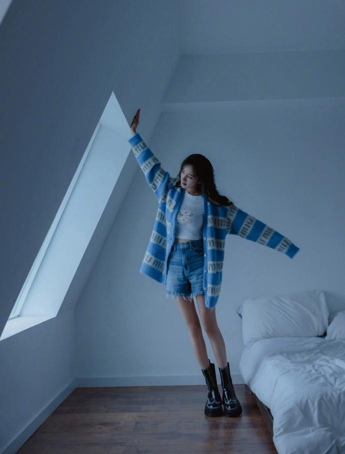 Văn phòng làm việc riêng vừa tung bộ ảnh mới của Dương Mịch. Trong bộ ảnh, nàng "tiểu hoa đán" theo phong cách thu-đông trẻ trung, năng động.