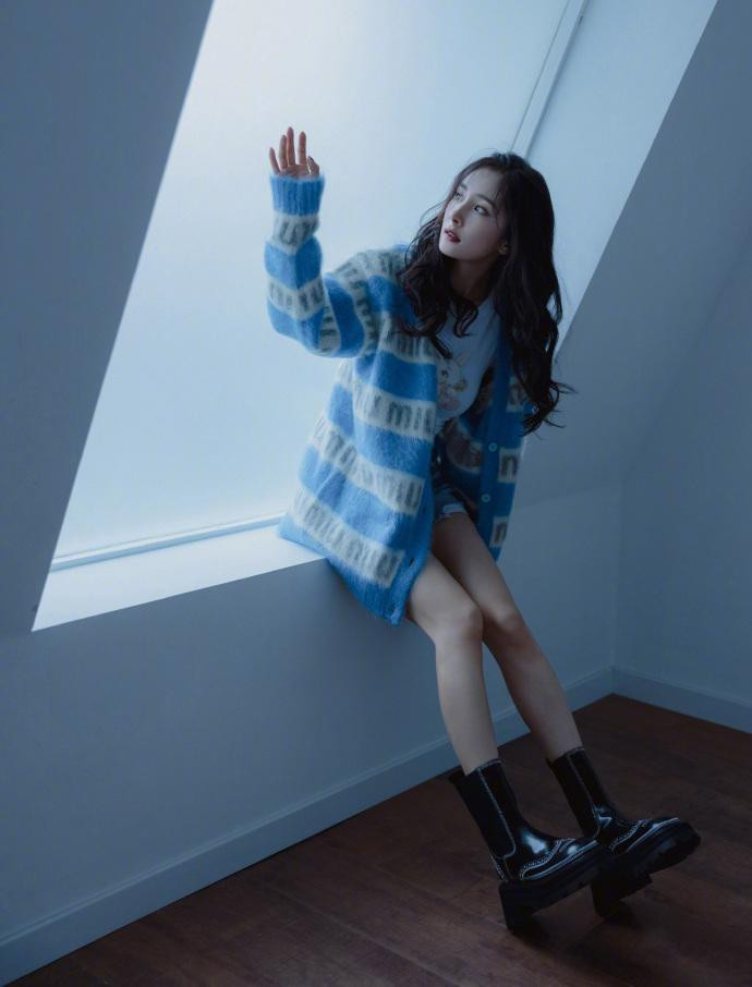 Nhiều người khen ngôi sao "Người phiên dịch" có đôi chân thon gọn, thẳng tắp, không có sự khác biệt lớn về kích cỡ giữa đùi và bắp chân, dù gầy nhưng không lộ đầu củ lạc. Tuy nhiên, một bộ phận cho rằng, chân của Dương Mịch quá khẳng khiu.