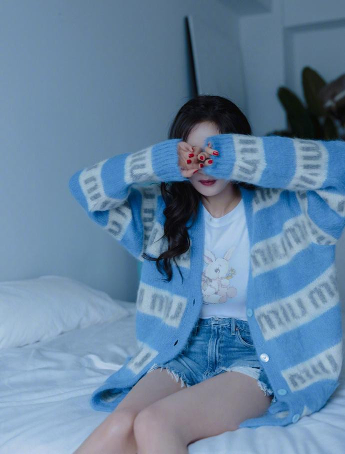 Từ lâu, nàng "Bạch Thiển" nổi tiếng là một trong những mỹ nhân sở hữu "đôi chân vàng" của showbiz Hoa ngữ.