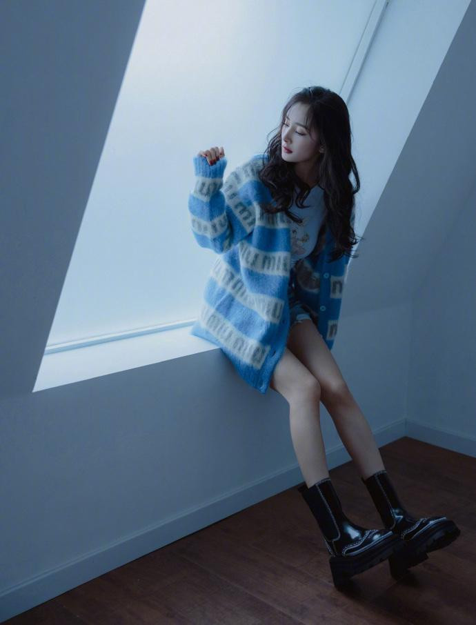 Theo đó, Dương Mịch mặc áo crop-top trắng phối với quần jean đùi và áo cardigan len xanh sọc trắng, đi thêm boot đen thấp cổ đế bánh mì. Cùng với mái tóc xoăn nhẹ, nữ diễn viên sinh năm 1986 như mới đầu đôi mươi.